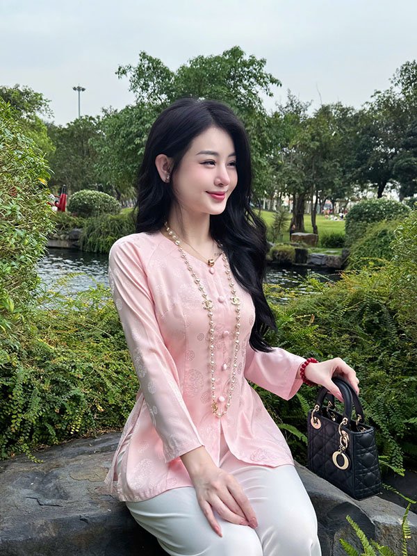 Pháp phục cách tân duyên dáng thanh nhã