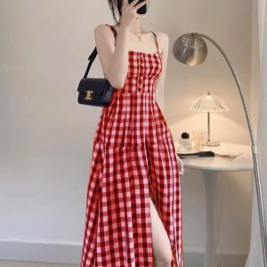 Đầm maxi caro hai dây dạo phố, kiểu dáng xẻ đùi sang chảnh