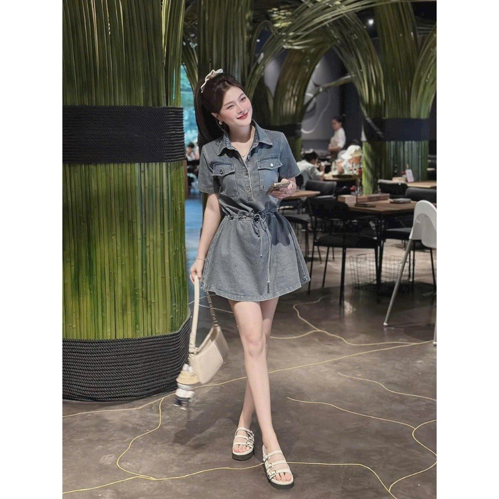 Đầm thời trang nữ đi chơi chất jean quảng châu cổ sơmi tay ngắn đính túi dáng váy chữ A phối dây eo dài mini