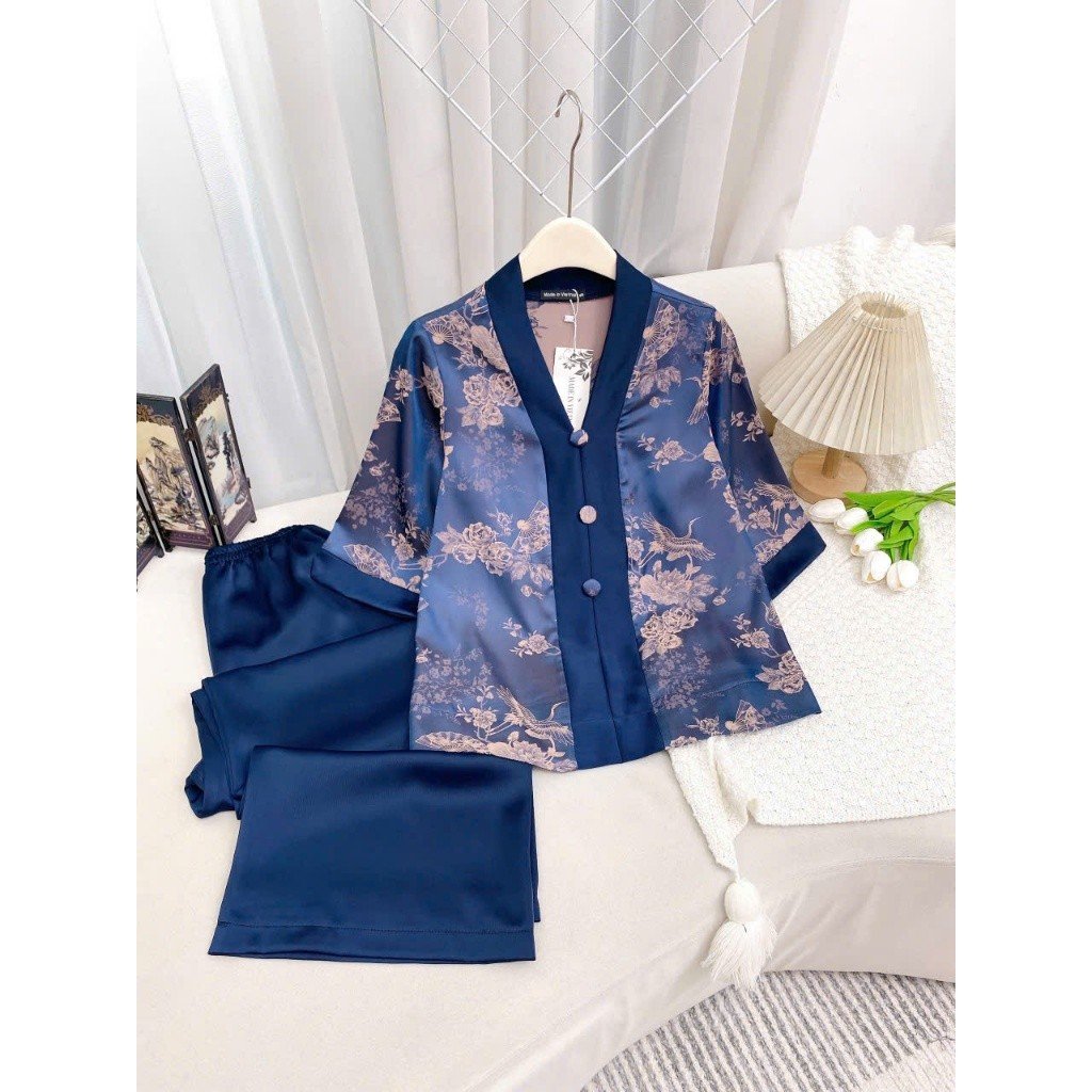 Đồ lam đi chùa nữ cổ V 3 cúc bọc Pháp phục đi chùa Bộ đi lễ lụa vân gỗ mềm mịn, dáng xuông