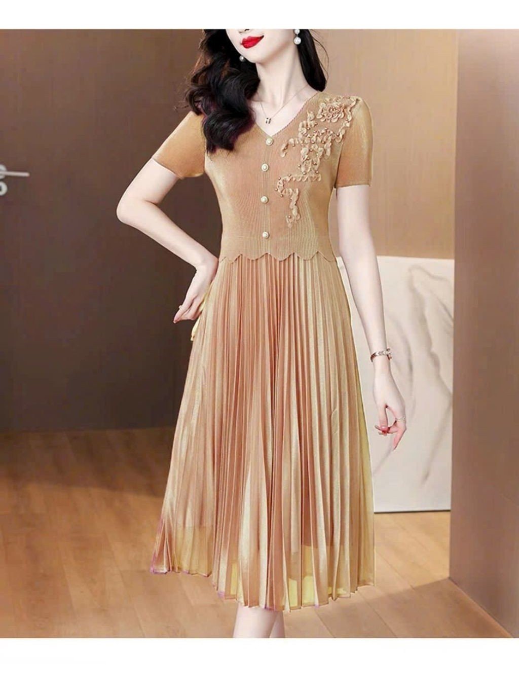 Hàng nhập - Đầm dáng xòe lụa xếp li free size tay ngắn cổ V, váy Quảng Châu dự tiệc đính hoa nổi