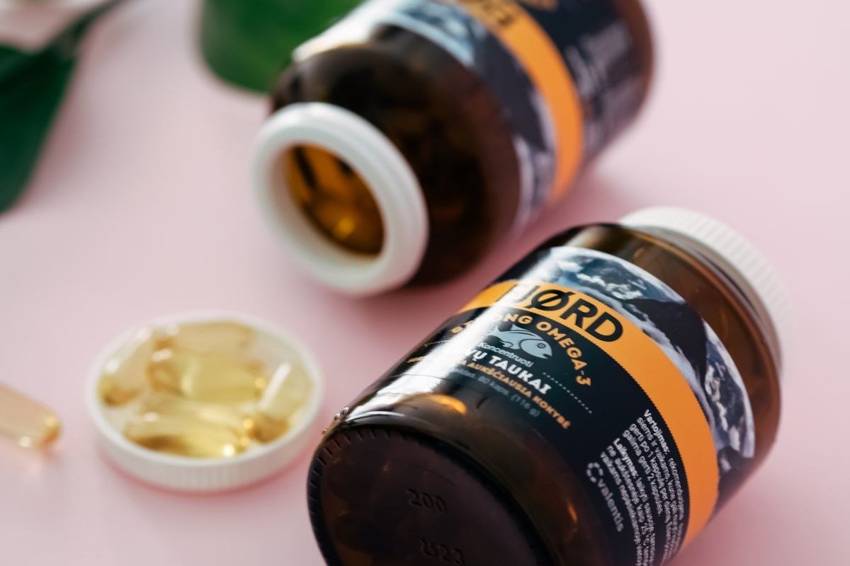Cận cảnh viên nang dầu cá omega-3 trong suốt màu vàng