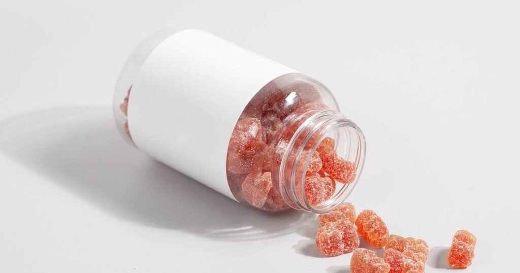 Vitamin tổng hợp dạng kẹo dẻo cho trẻ em đổ ra từ hũ