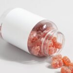 Vitamin tổng hợp dạng kẹo dẻo cho trẻ em đổ ra từ hũ