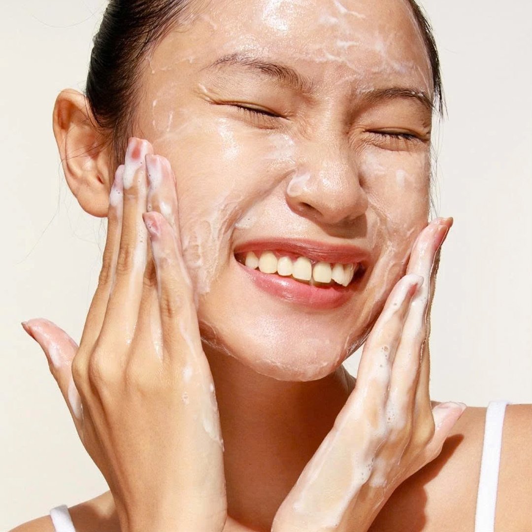 Sữa Rửa Mặt Cocoon Sen Hậu Giang Làm Dịu Da Nhạy Cảm 310ml