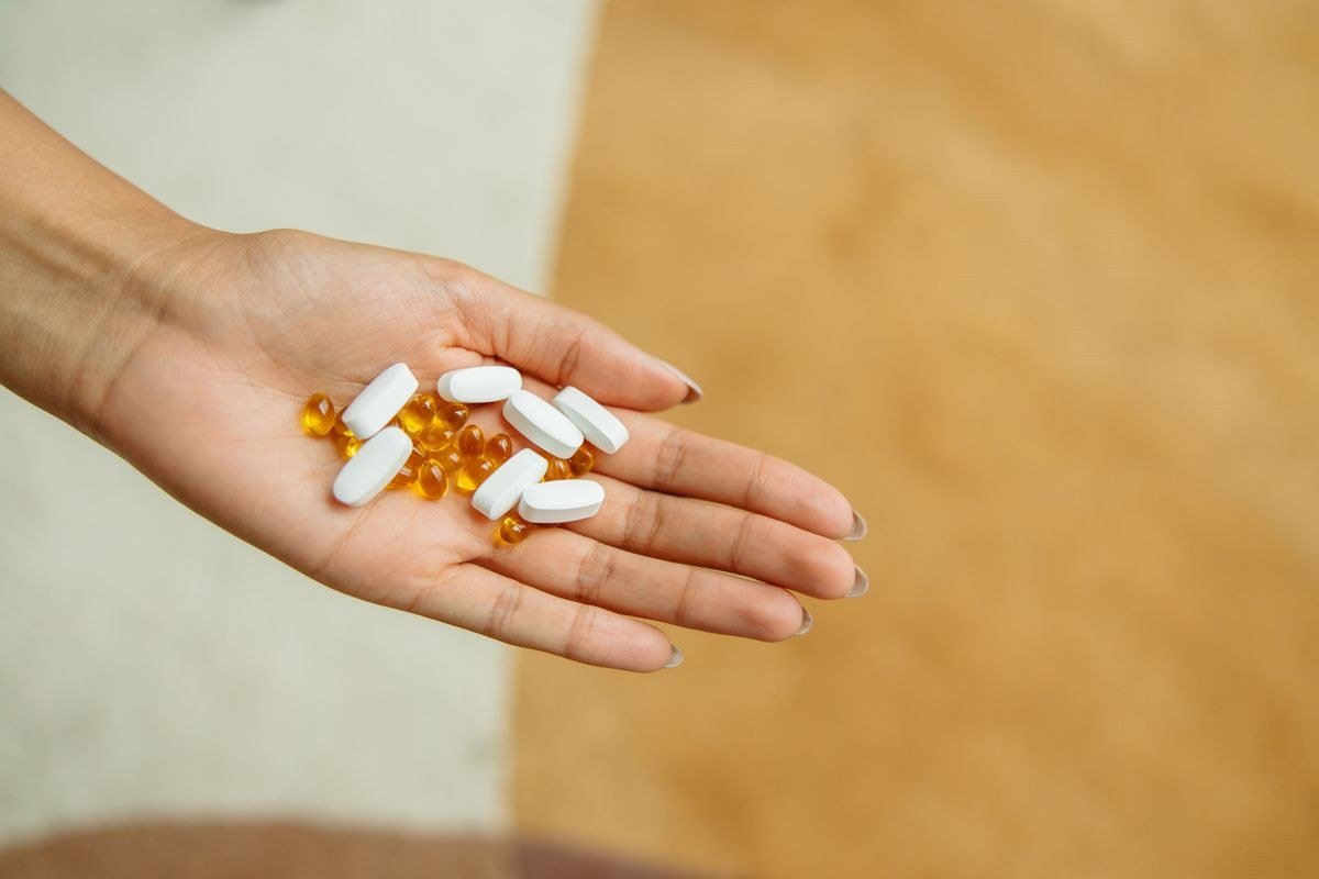 Viên uống bổ khớp kết hợp glucosamine và chondroitin trên tay