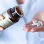 Viên uống bổ khớp glucosamine dạng viên nang cầm trên tay