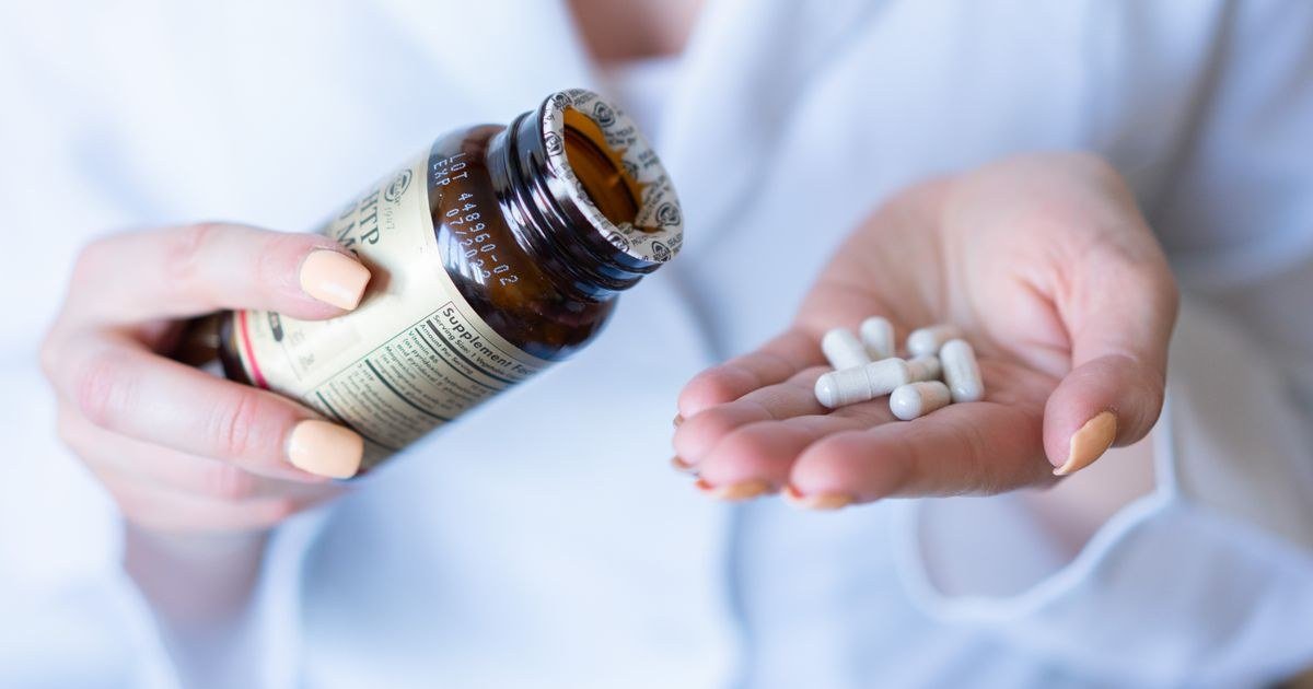 Viên uống bổ khớp glucosamine dạng viên nang cầm trên tay